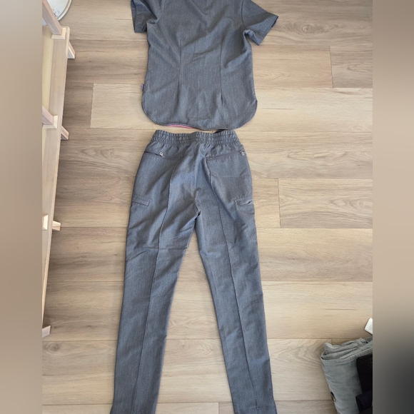 Movement Scrub Set - Picture 11 of 16